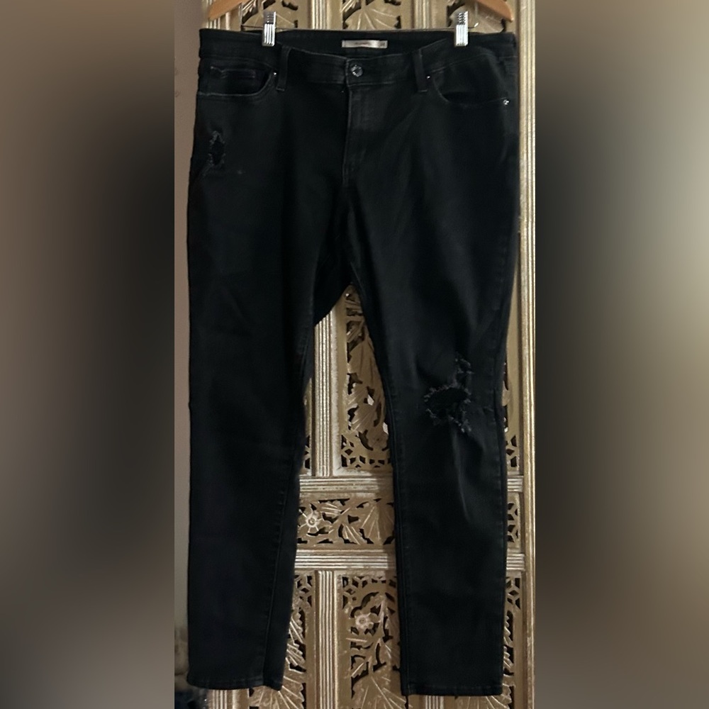 Black distressed Levi’s skinny jeans 711 for women, size 34